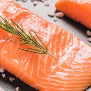 Chefs de 26 países impulsan campaña contra el salmón de criadero y abren debate sobre la industria chilena