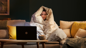 Estudio revela que las personas pasan el 86% del día despiertas sin moverse y alerta por efectos en la salud mental