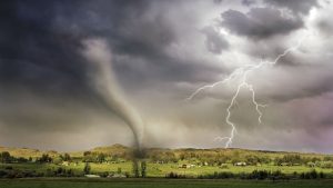 ¿Nueva normalidad? Los factores detrás de los recientes tornados en Chile