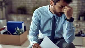 Estrés financiero golpea a trabajadores chilenos: 41% evalúa tener un segundo empleo